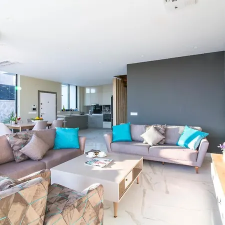 Sleeps 6 With Pool Air Con And Wifi *