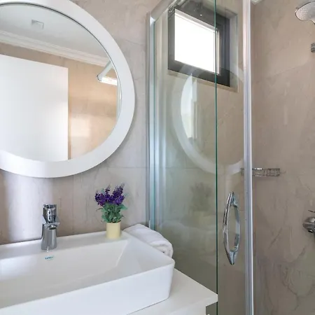 Sleeps 6 With Pool Air Con And Wifi קלקן