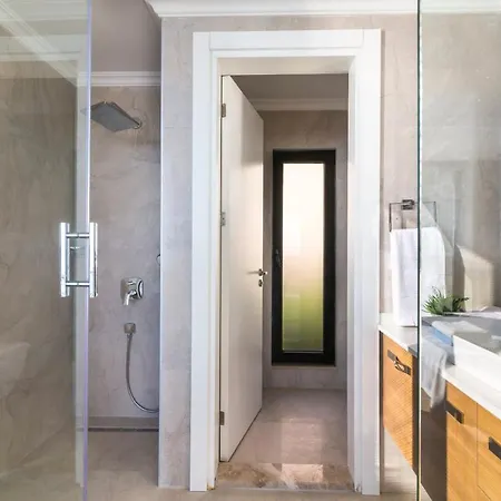 Sleeps 6 With Pool Air Con And Wifi קלקן